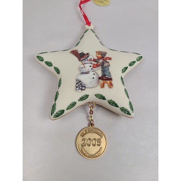 MJ Hummel 2005 First Annual “Making New Friends” Star Shaped Christmas Ornament - Picture 2 of 7